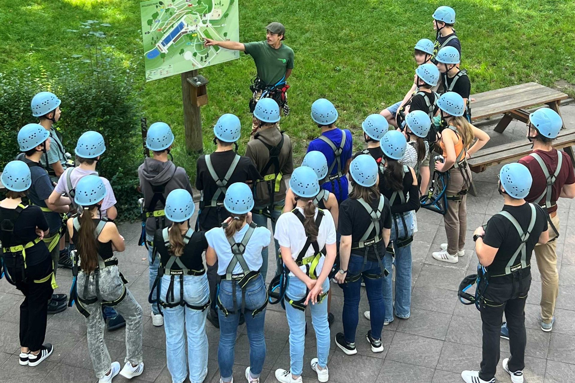 Klasse im Kletterpark