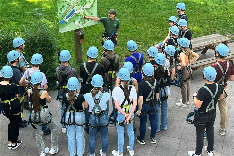 Klassenaktivität im Kletterpark