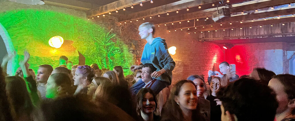 Jugendliche, die VIA-Party machen